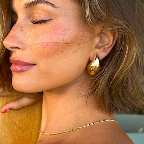 ZARA | BLOGGER FAVE GOLD CHUNKY STATEMENT EARRINGS - Picture 1 of 3